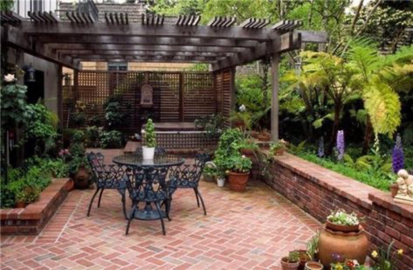Brick courtyard and garden walls in Huntersville